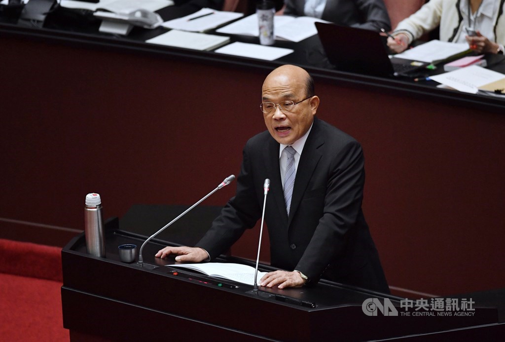 美豬進口鬆綁爭議不斷,行政院長蘇貞昌(圖)18日率領行政團隊到立法院專案報告;表示政府一定會做好食安把關、落實標章標示,並強調現在是台灣打開國際經貿大門的關鍵時刻,應該要勇敢踏出關鍵一步。中央社記者王飛華攝 109年9月18日