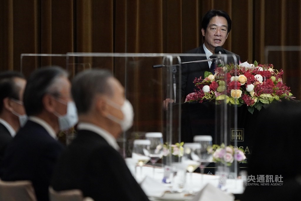 副總統賴清德(後)18日晚間在台北設宴,歡迎前日本首相森喜朗率領的「李前總統登輝先生追思告別禮拜日本弔唁團」,致詞向團員表達感謝及歡迎。中央社記者徐肇昌攝 109年9月18日