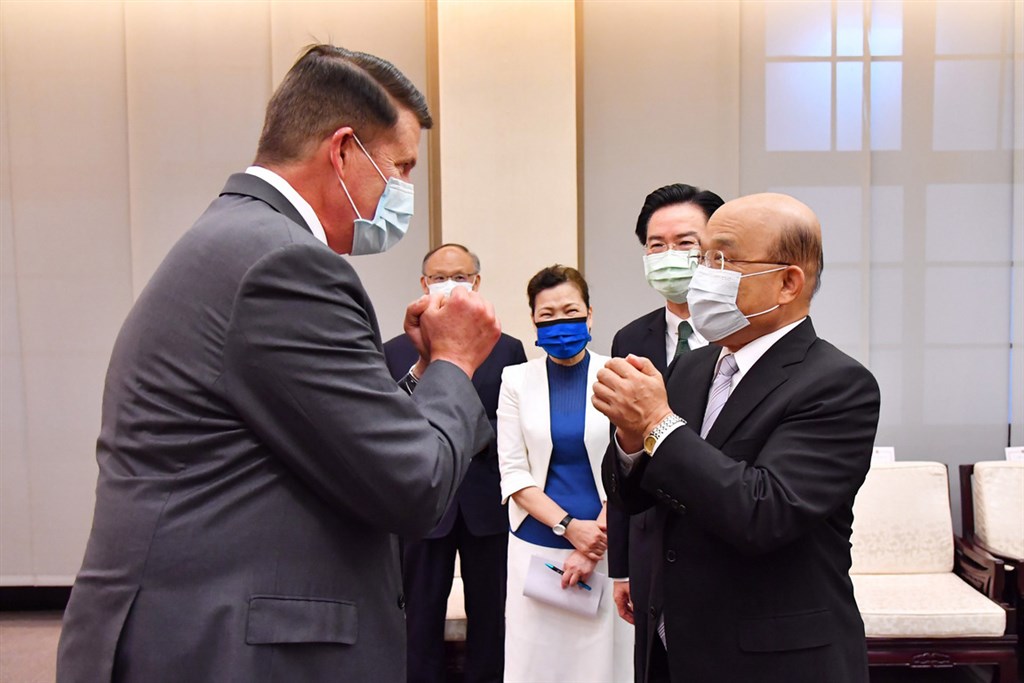 行政院長蘇貞昌(右)18日下午接見美國國務院次卿柯拉克(左)一行,兩人以拱手代替握手。(行政院提供)中央社記者余祥傳真 109年9月18日