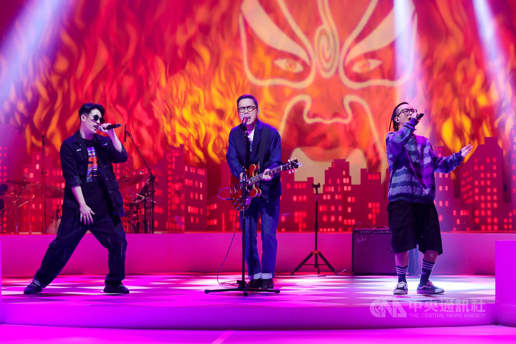 音樂教父羅大佑(中)認為音樂人要互相撞擊,才會激發靈感有新能量,在節目「音樂萬萬歲4」中與嘻哈界的新星熊仔(左)、翻玩跨界搖滾的神棍樂團(右)同台飆唱。(公視提供)中央社記者葉冠吟傳真 109年9月18日
