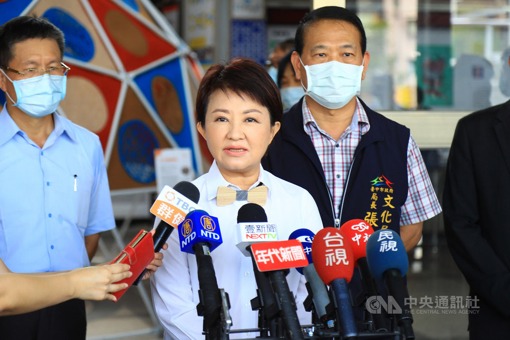 對於台中火力發電廠將新增部燃氣機組,台中市長盧秀燕(左2)18日受訪時表示,中部人無法接受中火機組只增不減,而是要求汰舊換新。(台中市政府提供)中央社記者郝雪卿傳真 109年9月18日