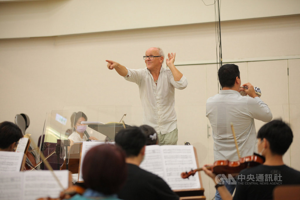 瑞典音樂大師林柏格(Christian Lindberg)(站立者)不畏14天隔離期,堅持來台演出,他告訴中央社記者,這次在台灣與樂團一起現場演出,感受到音樂的脈動,一切都非常值得。圖為林柏格與台北市立交響樂團為了19日的演出進行排練。(北市交提供)中央社記者劉學崑傳真 109年9月18日
