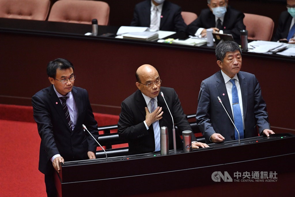 行政院長蘇貞昌(中)18日在立法院對含萊克多巴胺美豬進行專案報告並備質詢;圖左為農委會主委陳吉仲、右為衛福部長陳時中。中央社記者王飛華攝 109年9月18日