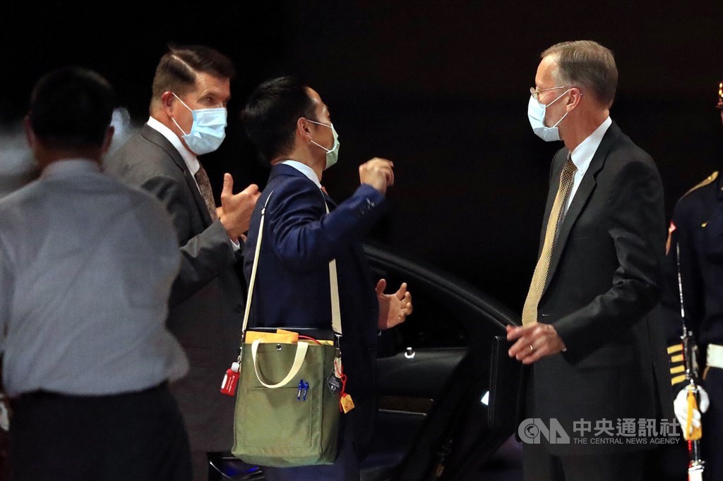 美國國務院次卿柯拉克(Keith Krach)(後左)18日下午在台北拜會行政院長蘇貞昌,柯拉克晚間乘車離開行政院,上車前與美國在台協會(AIT)處長酈英傑(右)交換意見。中央社記者吳家昇攝 109年9月18日