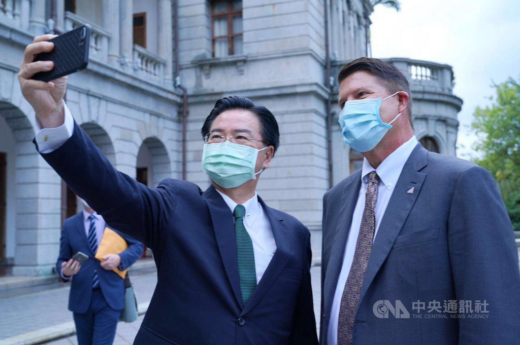 外交部長吳釗燮(左)18日下午在台北賓館會晤美國國務院次卿柯拉克一行,吳釗燮邀請柯拉克(右)一同自拍。(外交部提供)中央社記者陳韻聿傳真 109年9月18日