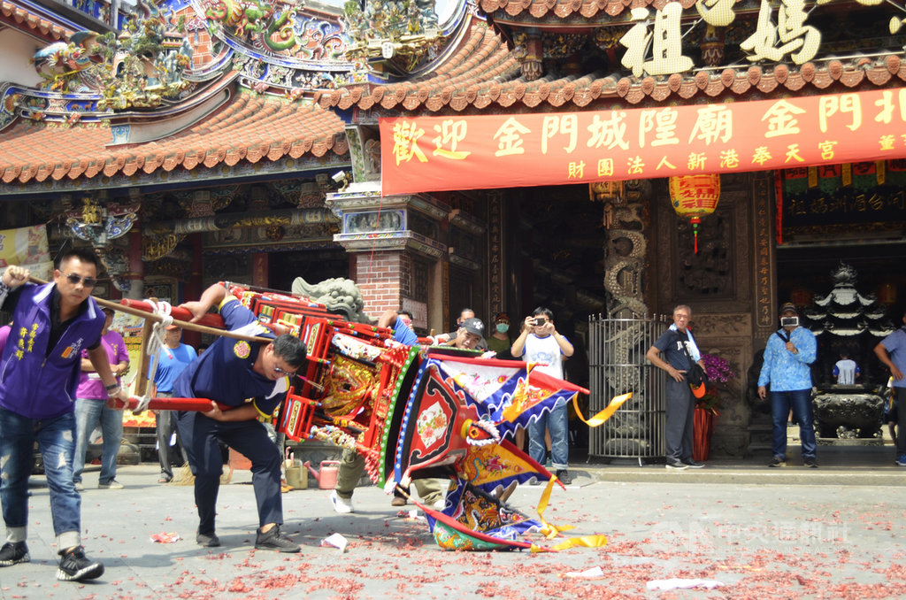 金門浯島城隍廟城隍爺18日至新港奉天宮作客,神轎進廟門前,行輦轎儀式,激烈搖擺神轎,轎頂五方旗一再觸到地面,表達對神明的尊崇,讓圍觀民眾開了眼界。中央社記者蔡智明攝 109年9月18日