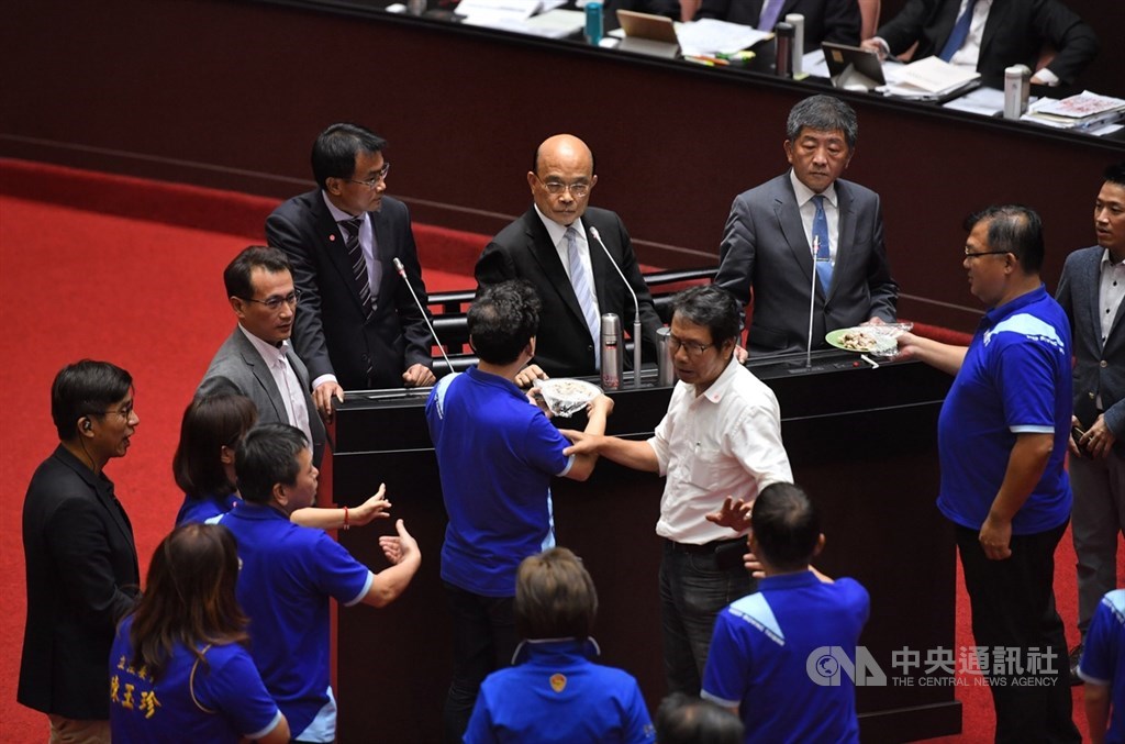立法院18日開議,邀請行政院長蘇貞昌(後右2)率相關部會首長列席,提出有關開放含萊克多巴胺美國豬肉及牛肉進口專案報告並備質詢,會中國民黨立委端出2盤豬肉,要求蘇貞昌辨別美豬和國產豬。中央社記者王飛華攝 109年9月18日