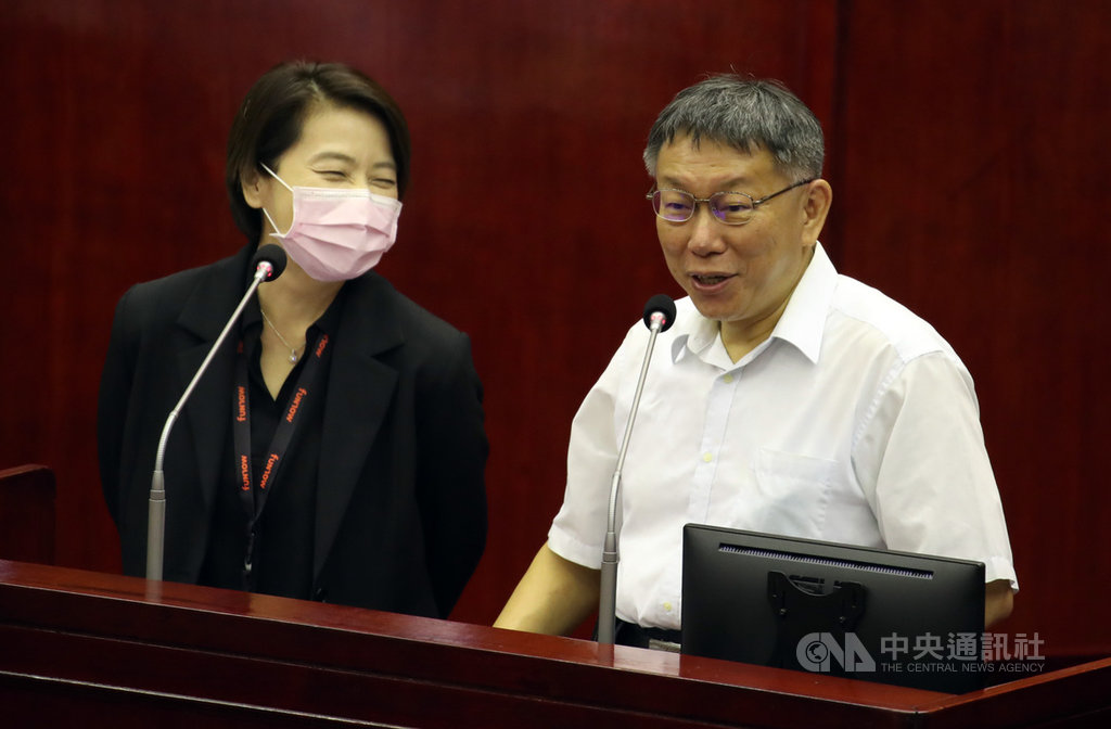 台北市長柯文哲(右)18日率各局處首長赴議會備詢,議員提到,許多市政議題都由副市長黃珊珊(左)代打,建議柯文哲宣布黃珊珊可參選2022台北市長選舉。柯文哲表示,「會準備好幾個可以選的人」。中央社記者張新偉攝 109年9月18日