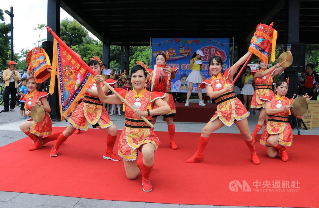 新北市土城新潮舞蹈協會教導一群中高齡婦女跳車鼓陣,希望發揚傳統技藝,讓車鼓陣文化深入社區,也促進婦女身心健康,提升婦女的自信心及自我價值感。(新北市社會局提供)中央社記者黃旭昇新北傳真 109年9月18日