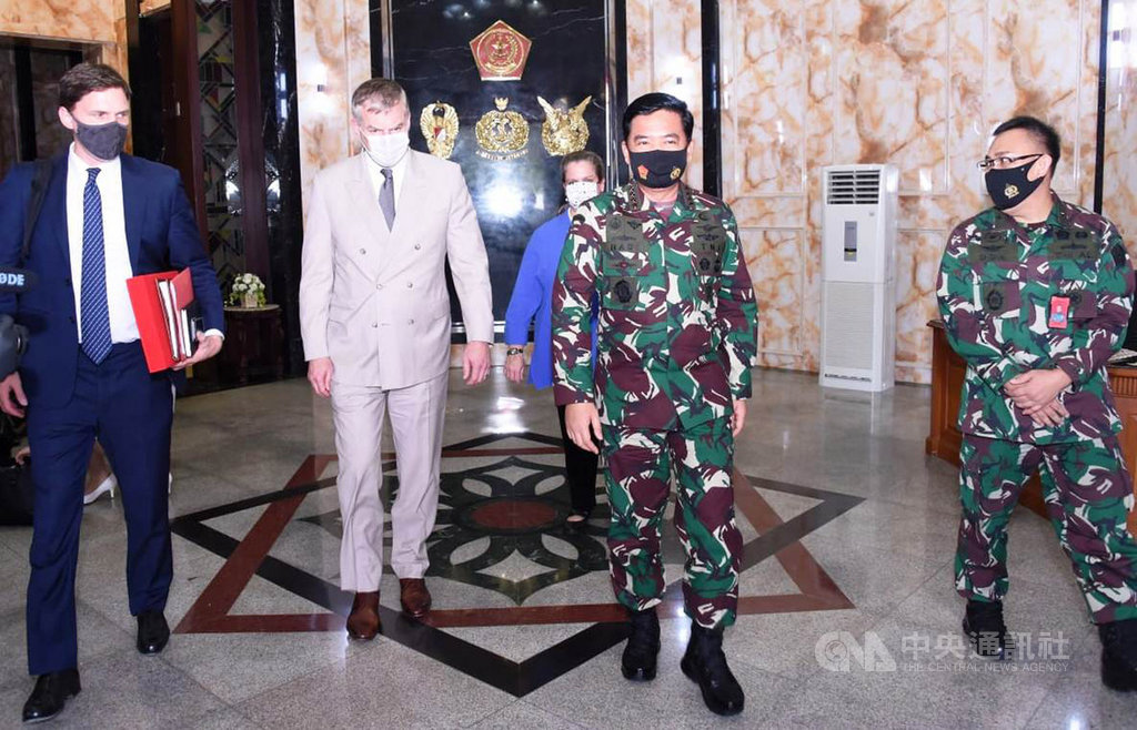 印尼國軍總司令哈迪(右2)在17日接見美國國防部助理部長安德森(左2),討論印太和南海議題。(印尼國軍提供)中央社記者石秀娟雅加達傳真 109年9月18日