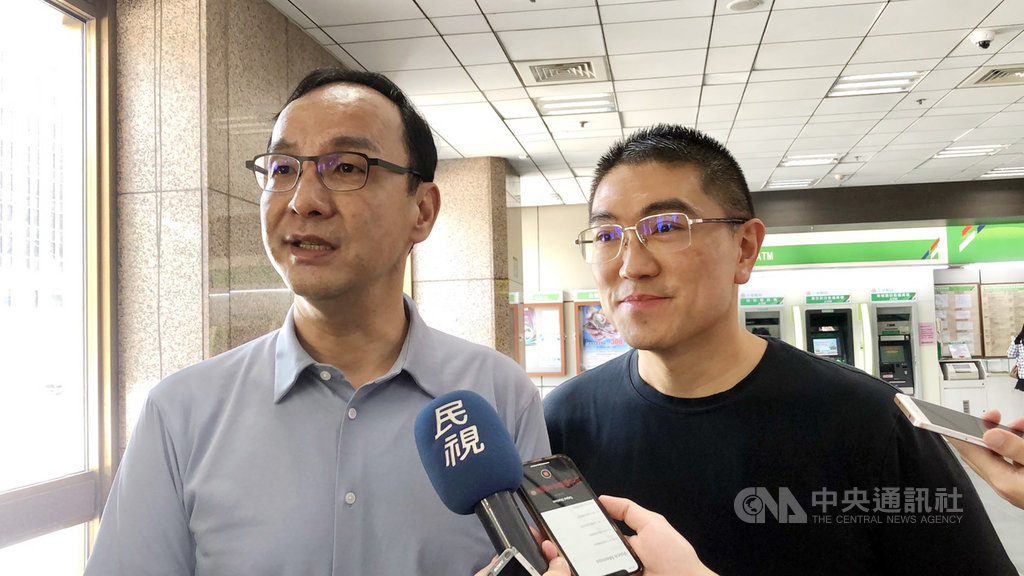 前國民黨主席朱立倫(左)18日與前立委謝國樑(右)到基隆參訪,他受訪時說,如果能夠簽署FTA,他、國民黨願意一起吃美豬。(朱立倫辦公室提供)中央社記者劉冠廷傳真 109年9月18日