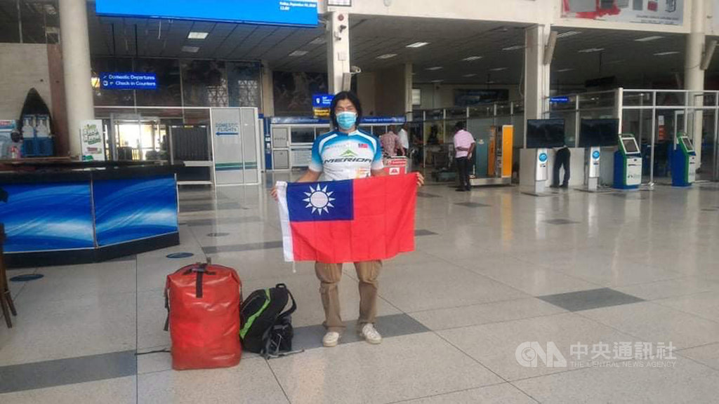 單騎環遊世界的台灣單車客陳峻永在尚比亞停留6個月後,於18日抵路沙卡的肯尼思.卡翁達國際機場準備搭機回台,壯遊計畫因武漢肺炎而暫停。(陳峻永提供)中央社記者何宏儒安卡拉傳真 109年9月18日