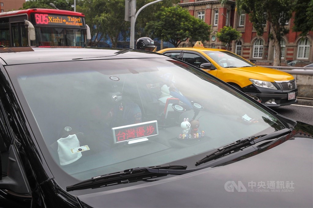 對於公路總局多件針對Uber開罰的案件,最高行政法院大法庭18日做出統一法律見解,公路總局就主事務所在直轄市,未經舊公路法申請核准,擅自經營的計程車客運業,無權裁處罰鍰並勒令停業。(中央社檔案照片)