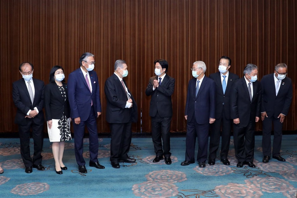 副總統賴清德(右5)18日晚間在台北設宴,歡迎前日本首相森喜朗(左4)率領的「李前總統登輝先生追思告別禮拜日本弔唁團」。(圖取自總統府Flickr,作者Simon Liu)