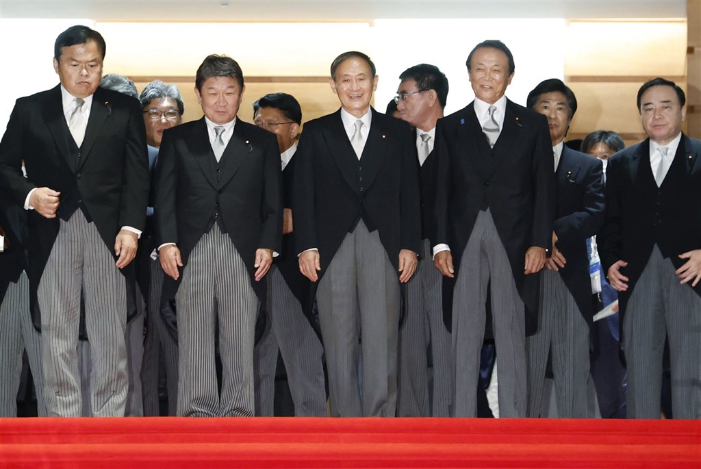 日本首相菅義偉(前中)16日上任,日本經濟新聞與東京電視台16日與17日的民調顯示,菅義偉內閣支持率達74%,在歷代新內閣民調中排名第3。(共同社)
