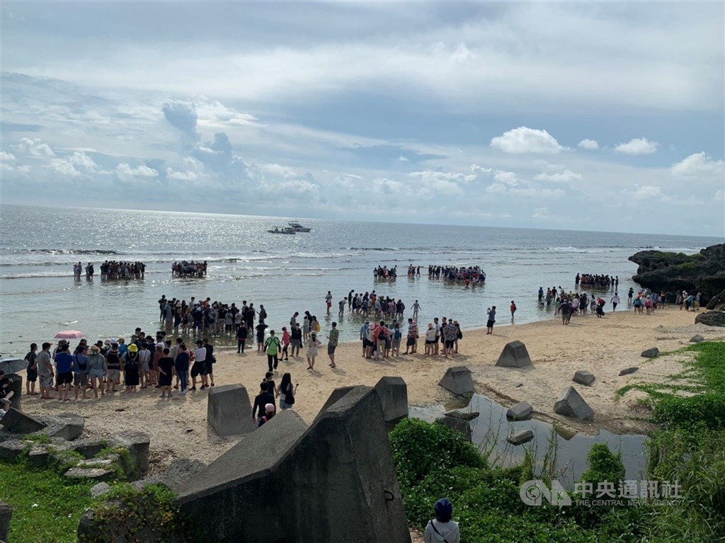 疫情籠罩下,旅行社積極轉型,鳳凰旅遊18日宣布,斥資新台幣5億元,獨資興建小琉球首家國際星級休閒旅店,預計2022年底完工營運。圖為小琉球旅遊人潮。(中央社檔案照片)