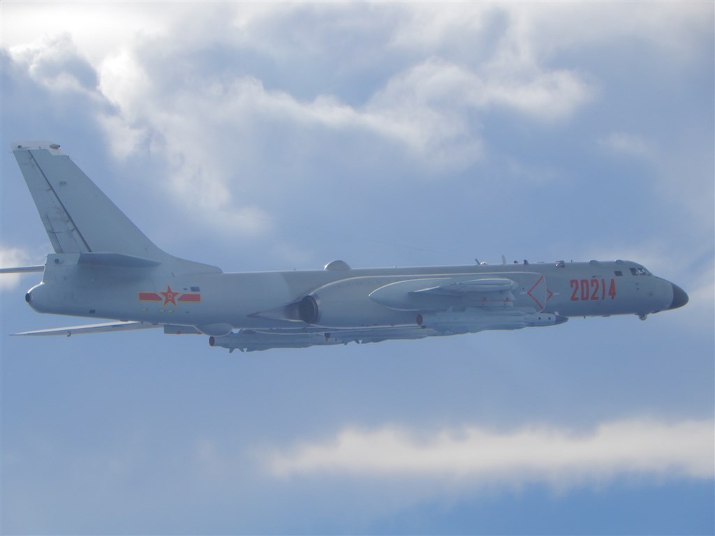 空軍司令部18日說,共軍上午共有2架轟6機(圖)、8架殲16機、4架殲11機,以及4架殲10機逾越海峽中線並進入台灣西南空域。(國防部提供)