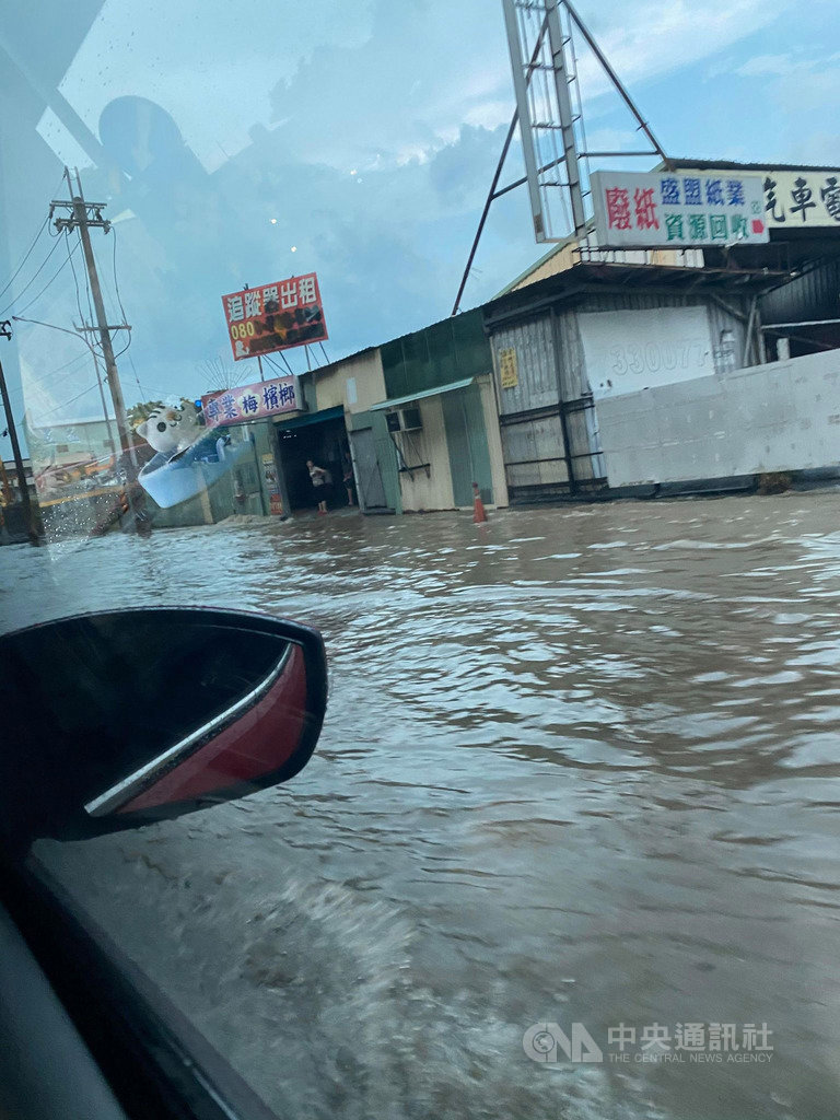 高雄市18日下午下起滂沱大雨,大社區時雨量一度飆到71毫米,造成觀音山下一帶道路積水,馬路黃泥滾滾,交通難行。(民眾提供)中央社記者洪學廣傳真 109年9月18日