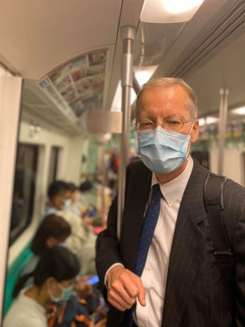 美國在台協會17日在臉書分享處長酈英傑(前)16日赴高雄參加活動照片,可看到酈英傑肩扛背包、右手勾著高捷車廂扶手,站姿鶴立雞群、模樣十分台味。(圖取自facebook.com/ILoveAITK)