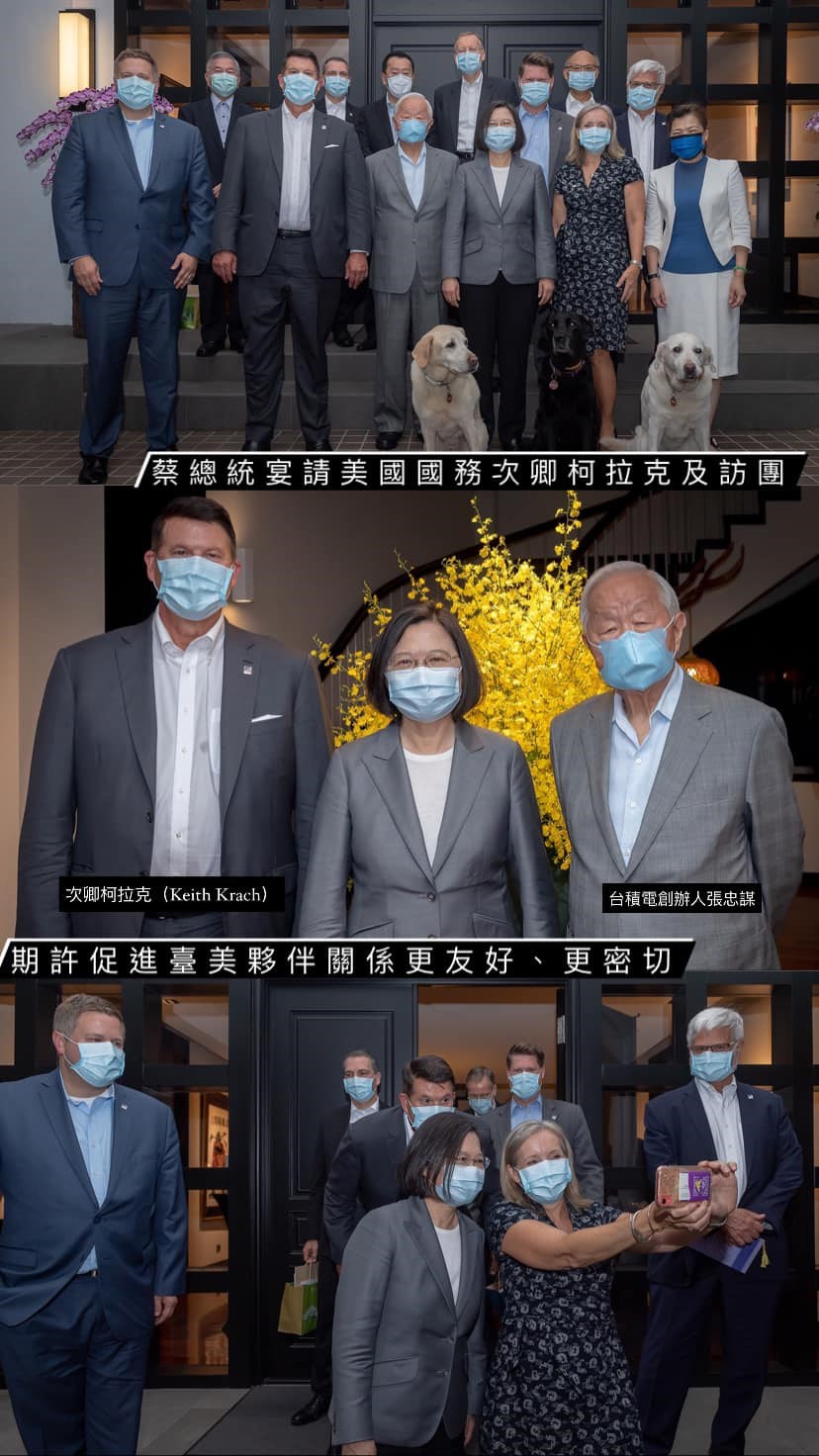 總統蔡英文18日晚間於官邸宴請美國國務次卿柯拉克所率的代表團時,團員之一美國全球婦女議題無任所大使柯里(Kelley Currie)與蔡總統自拍。(圖取自facebook.com/presidentialoffice.tw)