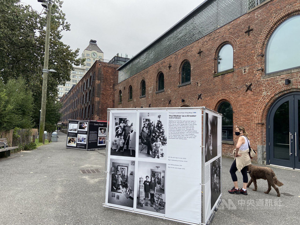 紐約Photoville攝影節在布魯克林橋公園展出藝術家汪曉青以一系列母子合照構成的作品「母親如同創造者」。(駐紐約台北文化中心提供)中央社記者尹俊傑紐約傳真 109年9月19日