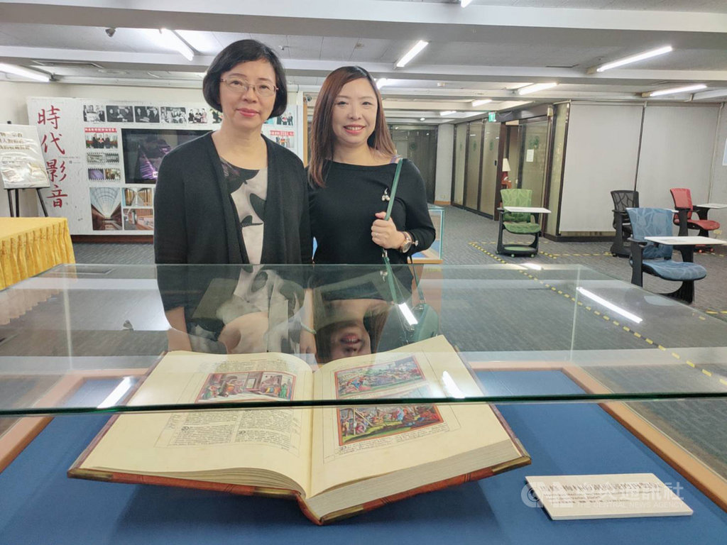 輔仁大學華裔學誌漢學研究中心主任黃渼婷(右)捐贈手抄羊皮卷等3件珍貴文物給國家圖書館典藏。左為國家圖書館館長曾淑賢。 (國圖提供)中央社記者陳至中台北傳真 109年9月19日