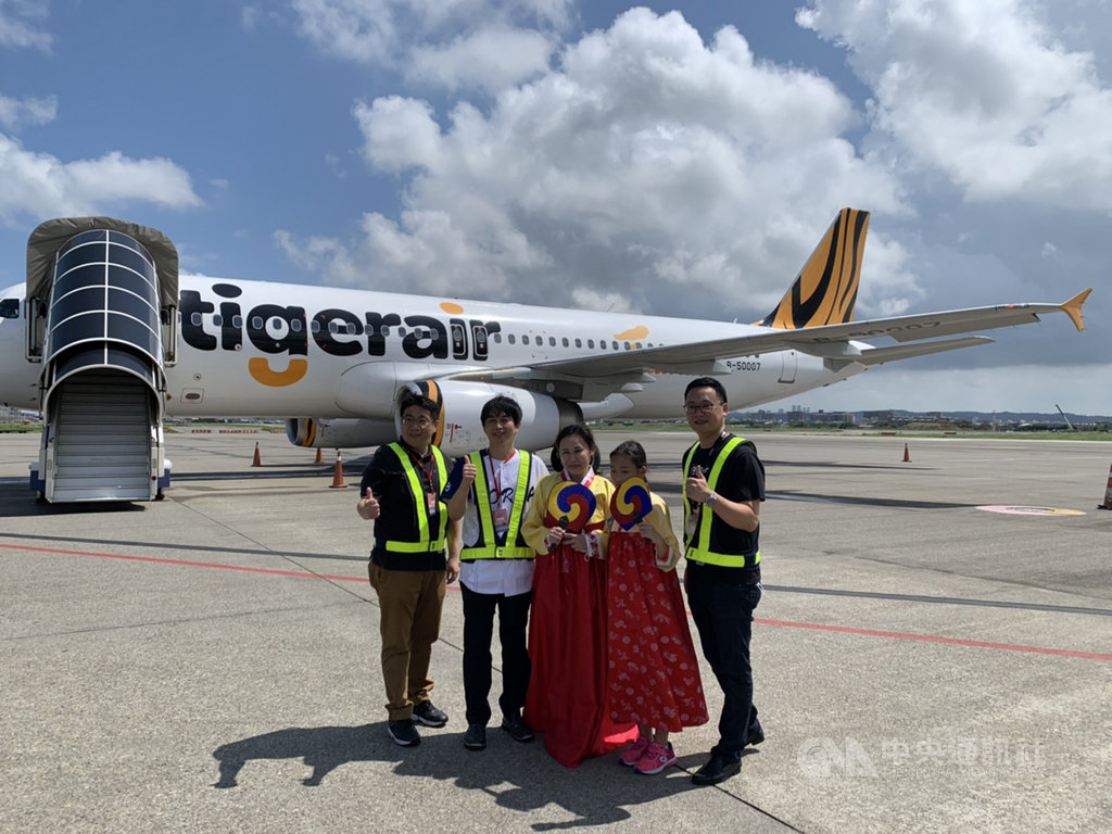 台灣虎航與韓國觀光公社、易飛網合作推出韓國限量微旅行,班機19日上午11時許起飛,將至韓國濟州島上空航行後不落地返回台灣。(台灣虎航提供)中央社記者葉臻傳真 109年9月19日