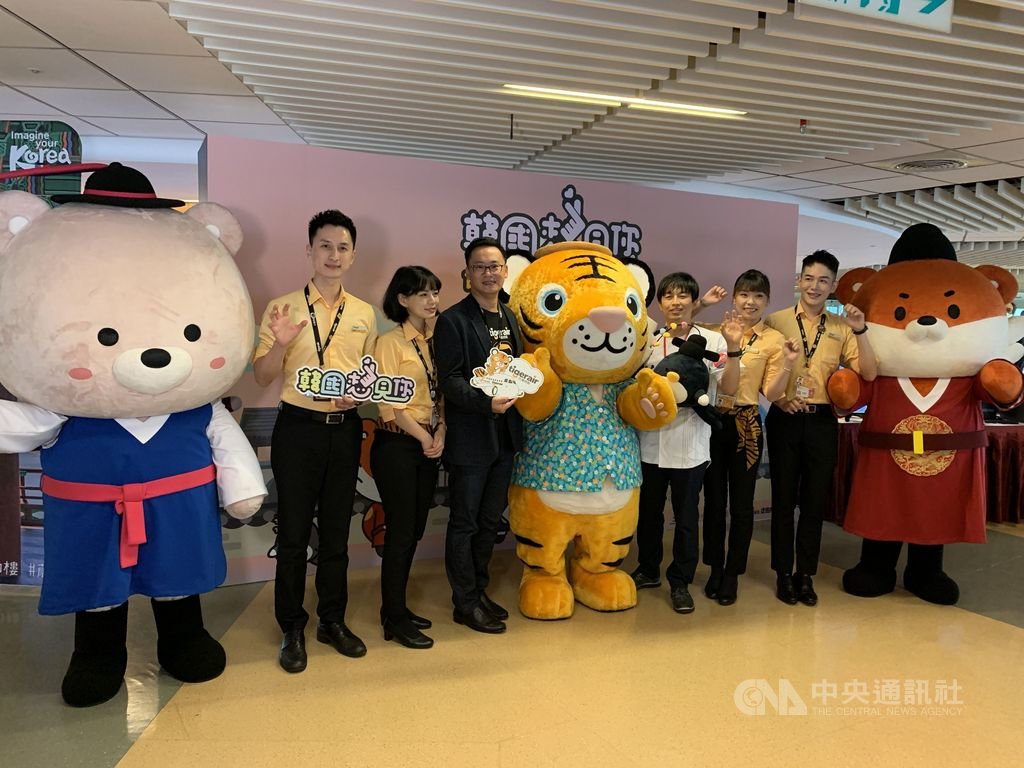 台灣虎航與韓國觀光公社、易飛網合作推出「韓國想見你、台虎想念號起飛」微旅行活動,韓國觀光公社表示,這是全台首趟飛往韓國上空的微旅行航班,參加旅客可獲得未來在台韓雙邊旅遊開放後,1年內皆可兌換的韓國不限航點來回機票。中央社記者葉臻攝 109年9月19日