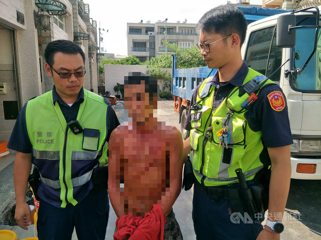 台南市55歲傅姓男子(中)疑因工作糾紛,持刀先後砍殺2名同事,造成1命危、1輕傷,警方獲報趕往逮人,將進一步釐清犯案動機。(警方提供)中央社記者張榮祥台南傳真 109年9月19日