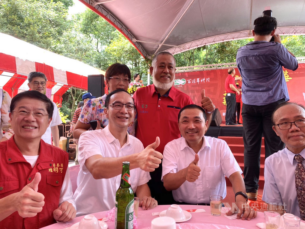前國民黨主席朱立倫(前左2)19日與新北市長侯友宜(前右2)出席活動,國民黨主席明年5月將進行改選,朱立倫與侯友宜都是熱門人選,兩人今天難得同台,對此,朱立倫說,大家都是老朋友,但侯友宜行程多,若有機會會一起聊聊天。(朱立倫辦公室提供)中央社記者劉冠廷傳真 109年9月19日
