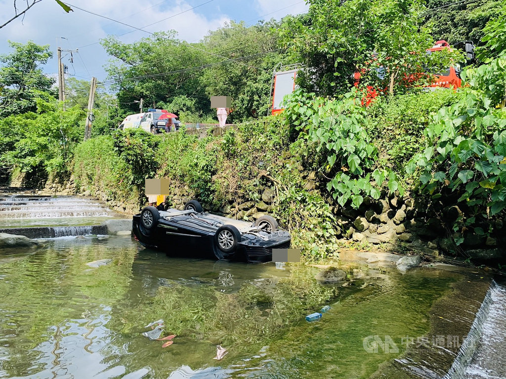 高雄市美濃區19日下午發生一起自小客車翻落溪溝事故,駕駛傷重送醫不治;同車婦人與男童身上多處擦傷,意識清醒送醫治療,事故肇因仍待調查釐清。(民眾提供)中央社記者洪學廣傳真 109年9月19日