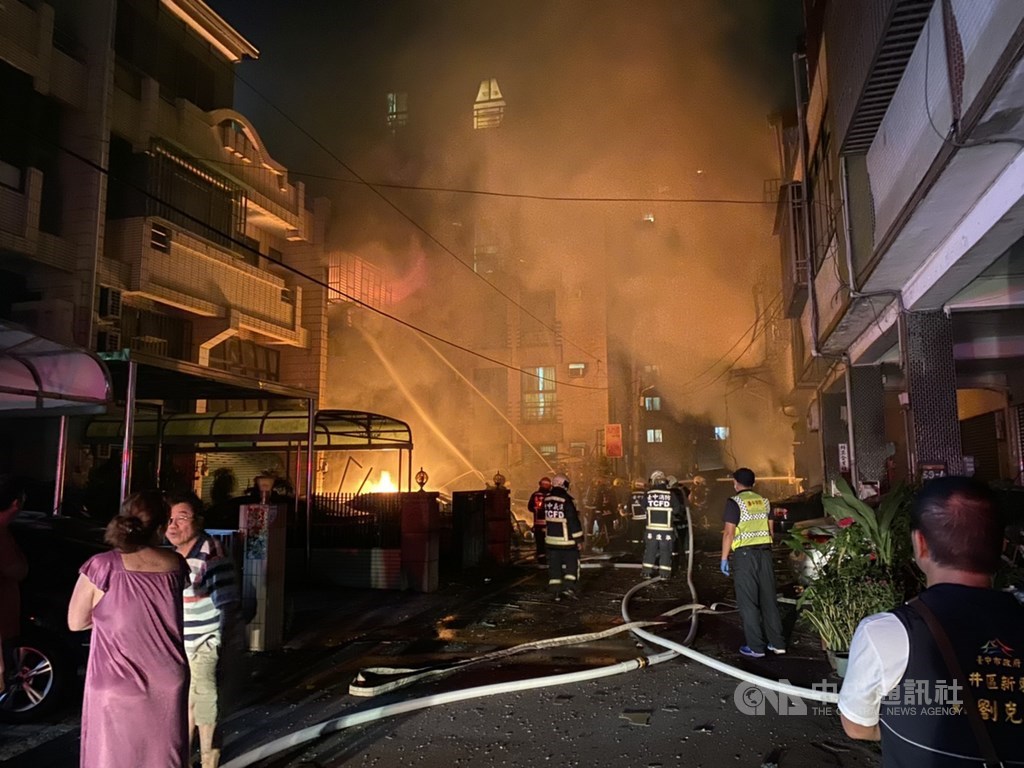台中市龍井區新興路東海別墅商圈19日清晨發生氣爆,波及對面連棟透天民宅,消防局獲報立即出動人車前往搶救,火勢控制後尋獲4具遺體,並將1名傷者送醫。中央社記者郝雪卿攝 109年9月19日