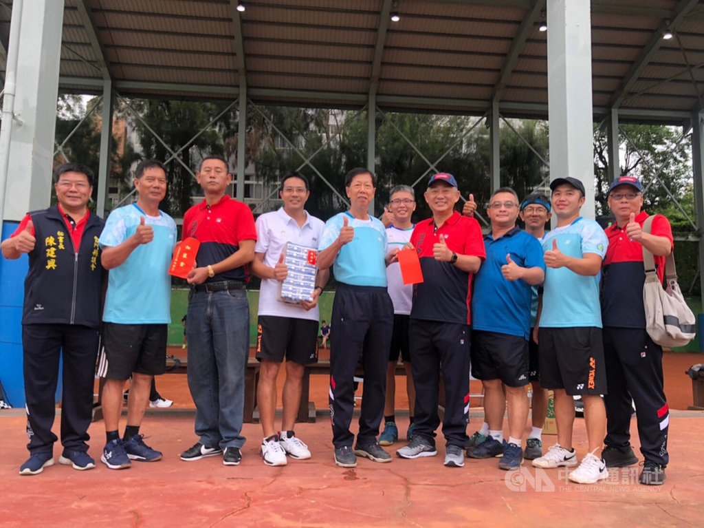 2020第8屆離島縣聯合運動會18日起在馬祖舉辦,金門縣長楊鎮浯(右5)19日親赴現場,為金門縣網球代表隊加油打氣。(金門縣政府提供)中央社記者黃慧敏傳真 109年9月19日