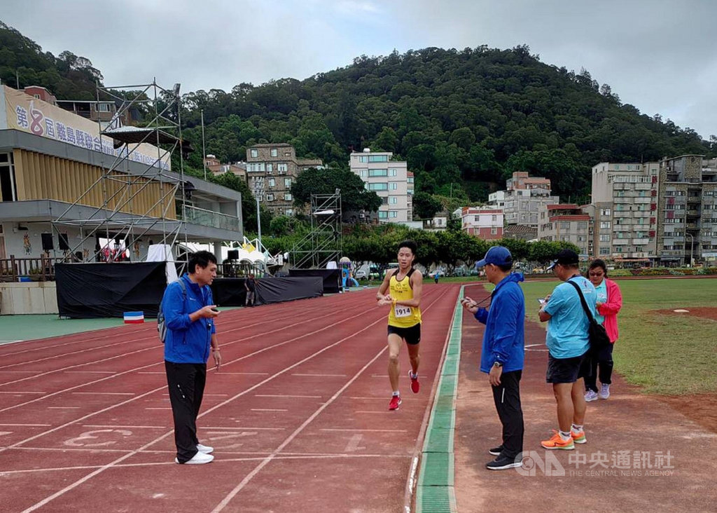 2020第8屆離島縣聯合運動會19日在馬祖展開半程馬拉松賽程,金門縣選手許晏豪(黃衣)勇奪男子組冠軍。(金門縣政府提供)中央社記者黃慧敏傳真 109年9月19日