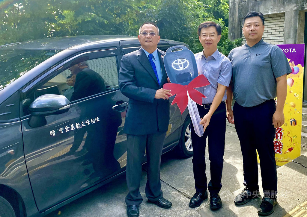 台東偏鄉子弟陳柏峰(左)如今已是事業有成的企業家,有感於文化推動對偏鄉的重要性,19日特別捐贈台東縣府文化處一輛公務車,盼為推動台東文化盡一份心力。(台東縣政府提供)中央社記者盧太城台東傳真 109年9月19日