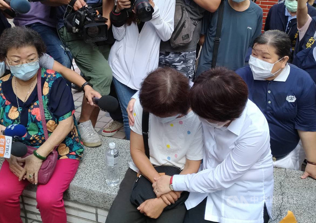 台中市龍井區東海別墅商圈一處民宅19日發生氣爆波及對面透天厝,造成4死1傷,台中市長盧秀燕(前右)趕往現場慰問受災戶。中央社記者郝雪卿攝 109年9月19日