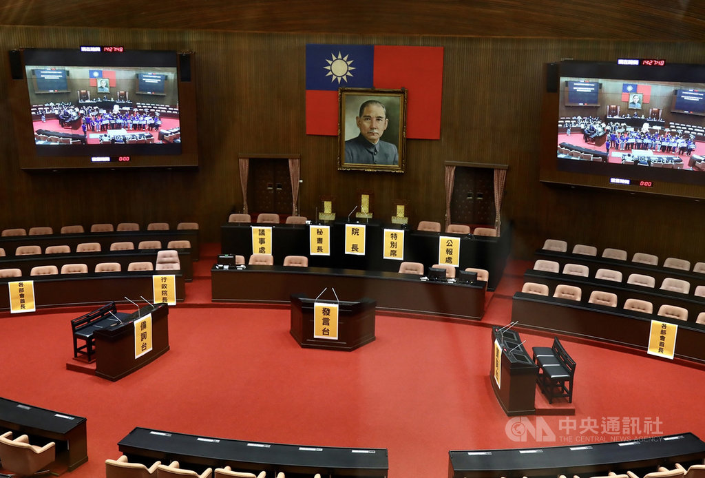 立法院響應全國古蹟日活動,今天開放議場供民眾參觀,並在各位置貼上告示牌,場內同步播放議事影片,希望讓民眾能更了解議事運作。中央社記者林育瑄攝 109年9月19日