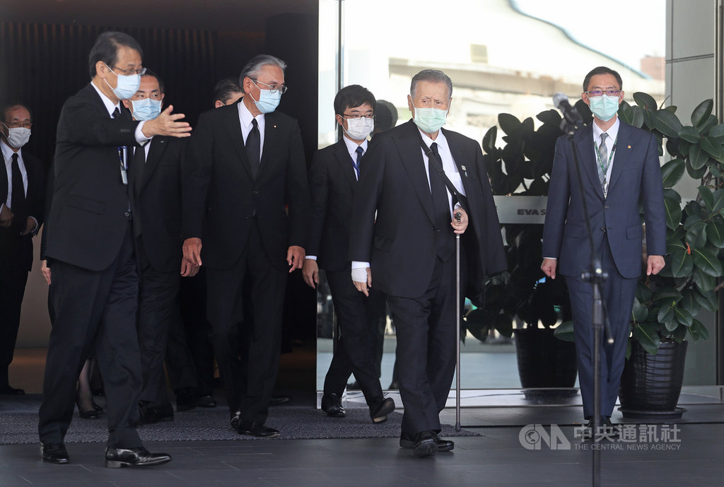 日本前首相森喜朗(右2)19日上午出席前總統李登輝告別追思禮拜,下午離台前在台北松山機場發表談話。中央社記者裴禛攝 109年9月19日