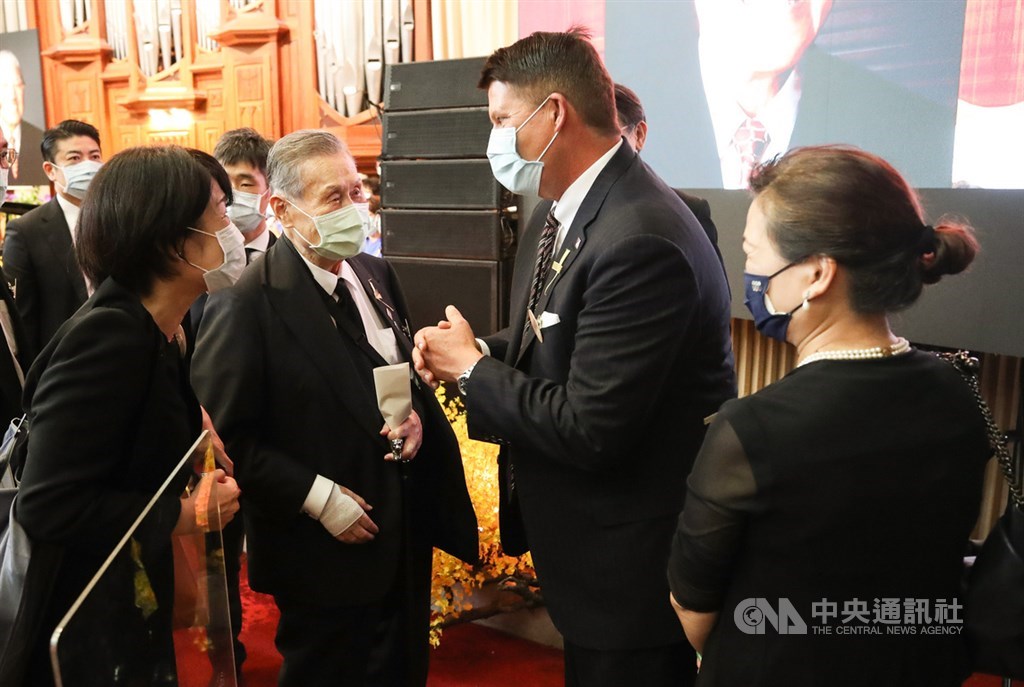 故總統李登輝追思告別禮拜19日在新北市淡水區真理大學舉行,會後美國國務院次卿柯拉克(Keith Krach)(中右)與日本前首相森喜朗(中左)相互致意。中央社記者張新偉攝109年9月19日