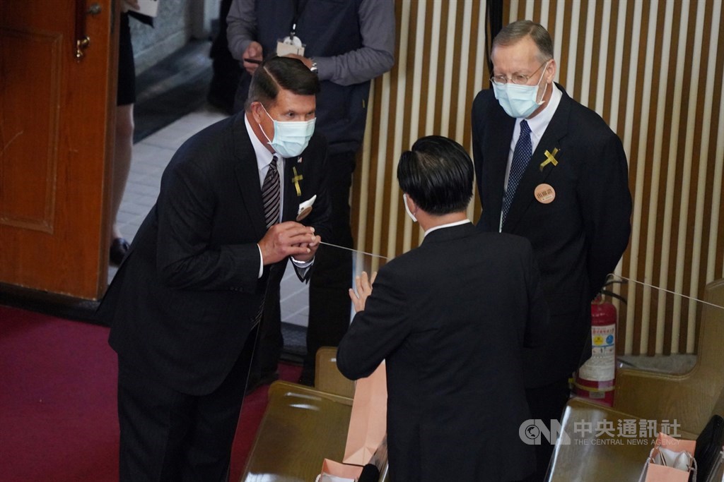 前總統李登輝追思告別禮拜19日在淡水真理大學大禮拜堂舉行,美國國務院主管經濟成長、能源與環境次卿柯拉克(Keith Krach)(左)、美國在台協會台北辦事處處長酈英傑(Brent Christensen)(右)出席,與外交部長吳釗燮(背對者)交換意見。中央社記者徐肇昌攝 109年9月19日