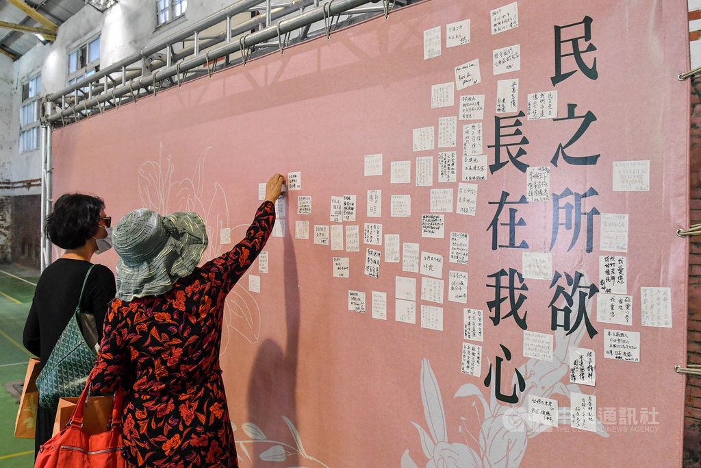 故總統李登輝追思禮拜19日在真理大學與淡江中學校區舉行,淡江中學的留言區民眾張貼便利貼,緬懷李登輝。中央社記者鄭清元攝 109年9月19日