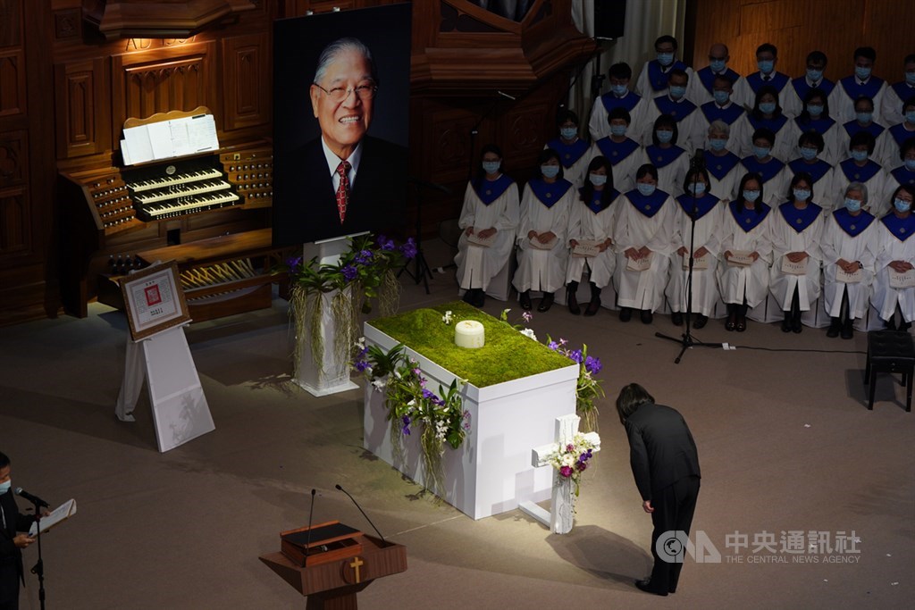 前總統李登輝追思告別禮拜19日在淡水真理大學大禮拜堂舉行,總統蔡英文(前)親自頒發褒揚令後,向遺像鞠躬致意。中央社記者徐肇昌攝 109年9月19日