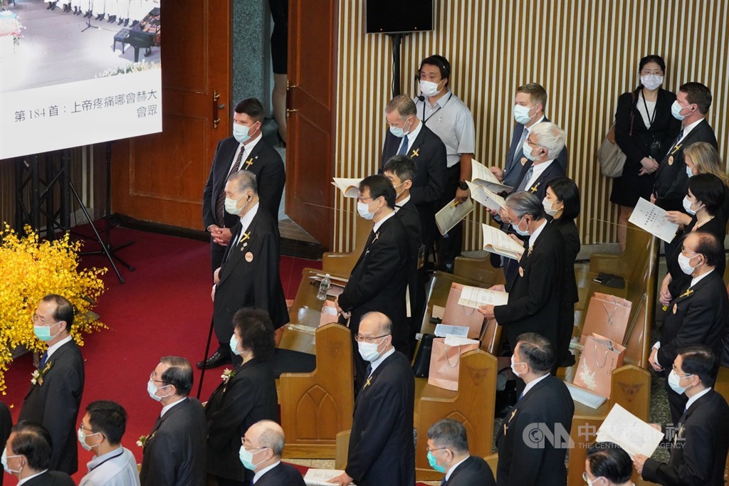 前總統李登輝追思告別禮拜19日在淡水真理大學大禮拜堂舉行,日本前首相森喜朗(前排右2)率弔唁團出席,儘管行動不便,會場進行聖詩禮拜儀式時,森喜朗仍與眾人起立,共同追思李登輝。中央社記者徐肇昌攝 109年9月19日