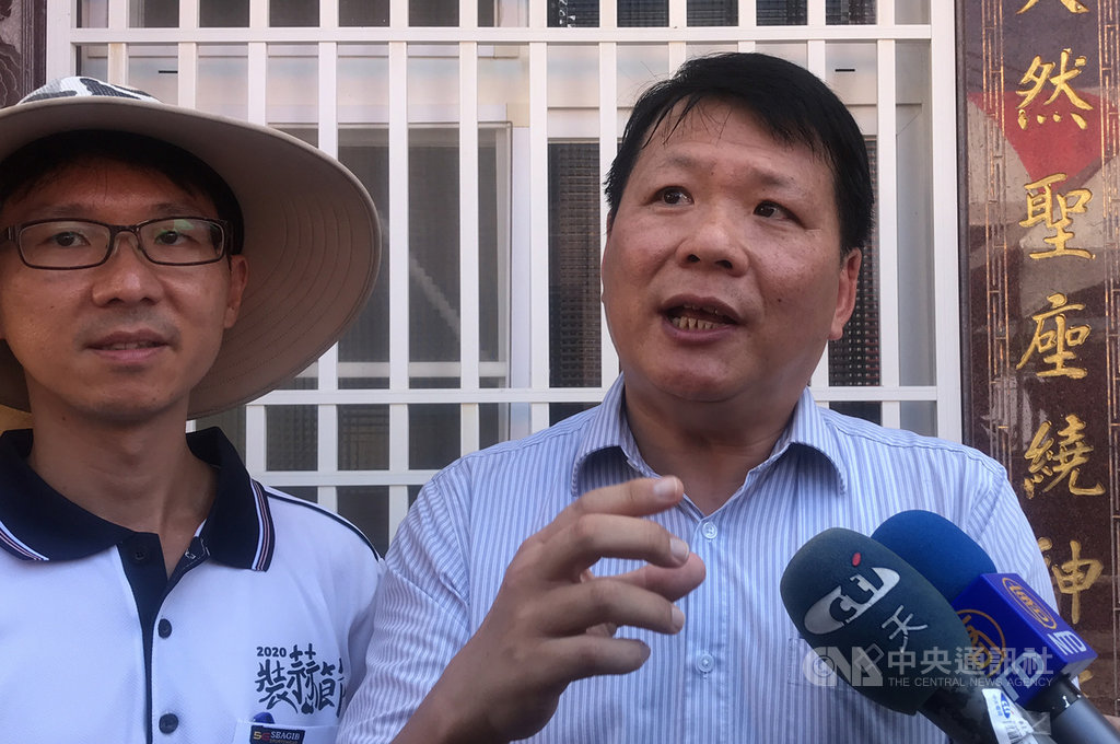 大蒜目前市場價格每台斤漲破新台幣200元,農糧署中區分署副分署長洪宏毅(右)19日在雲林受訪表示,農委會已協調進口商,蒜價預估中秋節後可回穩。中央社記者姜宜菁攝 109年9月19日