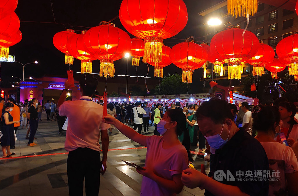 中國文旅部18日下發通知,要求各地做好「十一」長假旅遊景區開放管理工作,在疫情防控前提下,旅遊景區接待遊客量不超過最大承載量的75%。圖為17日開幕的2020中國廈門中秋旅遊嘉年華。(中新社提供)中央社 109年9月19日