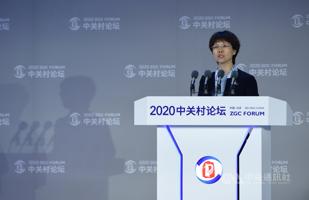 中國科學院武漢病毒研究所研究員石正麗(圖)18日在全球科學與生命健康論壇發表演講。她說,團隊正在溯源2019冠狀病毒,但還沒找到傳播到人類的中間宿主。「我們知道溯源很重要,但有可能永遠找不到」。(中新社提供)中央社 109年9月19日