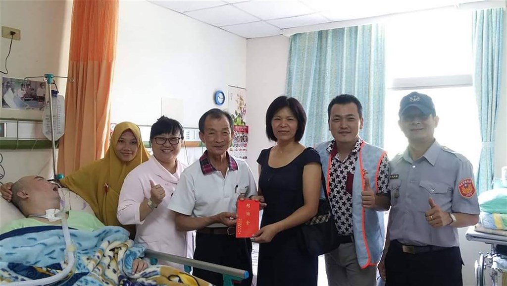 23年前,當時的台北縣板橋分局警員呂進全遭歹徒開車衝撞奪槍,近距離中槍後不幸成為植物人,後在嘉義由家人照料。呂進全18日上午因全身器官衰竭,在家人陪伴下離世。圖為日前警友團體前往醫院探訪。(取自嘉義縣警察局臉書) 中央社記者姜宜菁傳真 109年9月19日