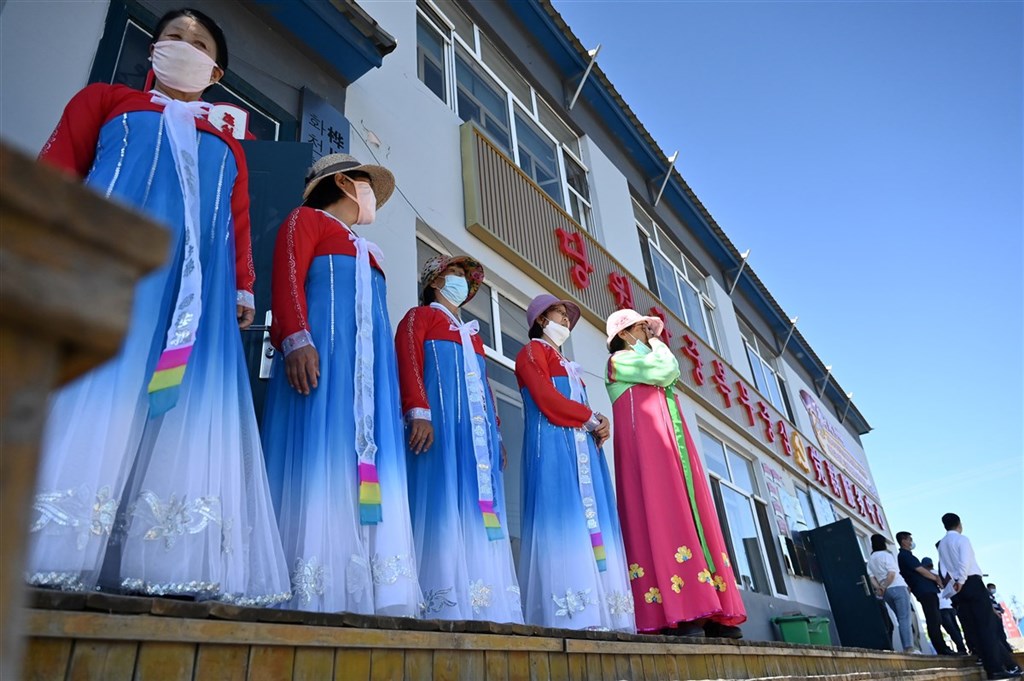 內蒙古強推漢語教材生波,中國官方又在東北朝鮮族學校推動漢語教材,但未釀衝突。有朝鮮族人士認為,不少族人對韓國的認同高於中國,心中早有定見,反而不太在意教材的語言。圖為黑龍江佳木斯市朝鮮族民眾。(中新社提供)中央社 109年9月19日