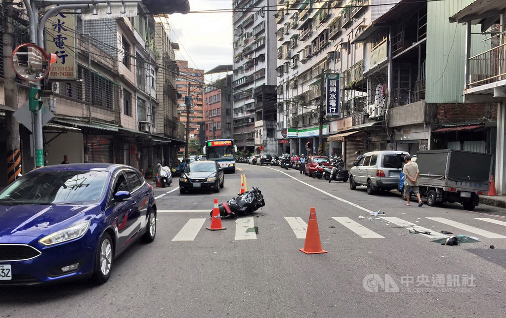 劉姓男子19日下午騎乘大型重型機車行經新北市新店區北宜路二段時,與呂姓女子所駕駛自小客車發生車禍,劉男傷重送醫不治,肇事原因仍在調查中。(民眾提供)中央社記者黃旭昇新北市傳真 109年9月19日