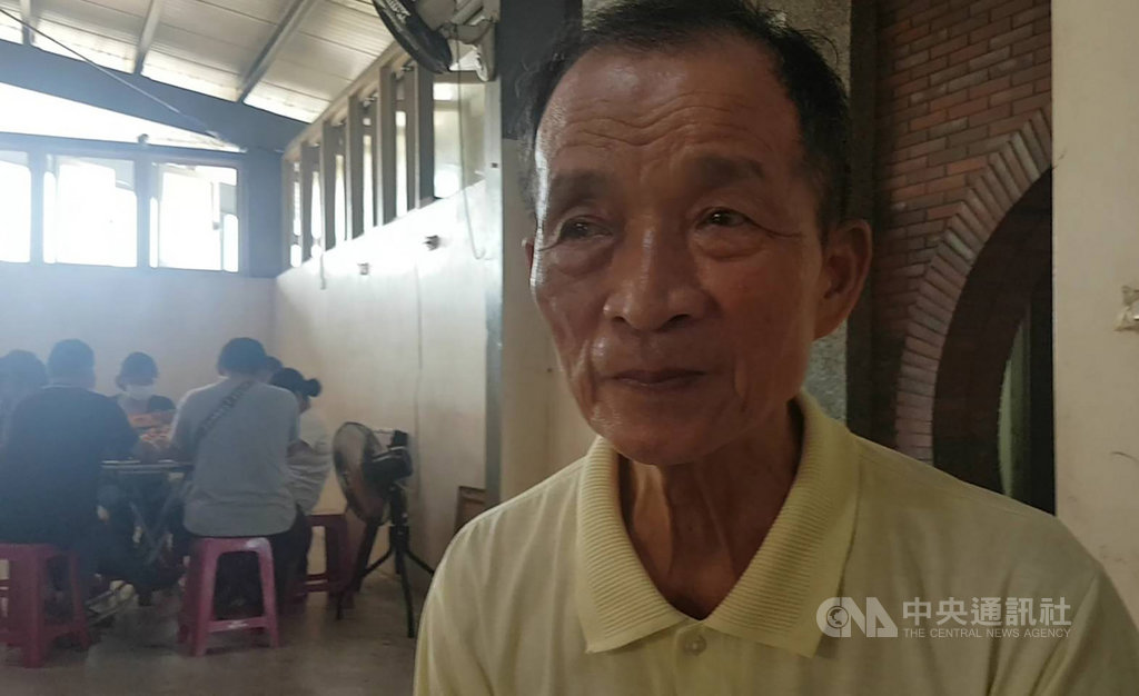 前台北縣板橋分局警員呂進全遭歹徒近距離槍擊,不幸成為植物人,23年後在家人陪伴下辭世,呂進全的父親呂錦漳(前)19日受訪表示,大家都盼望呂進全有朝一日能醒來,但如今心願已無法實現。 中央社記者姜宜菁攝 109年9月19日